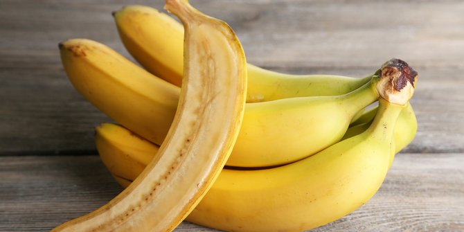Gunakan alat khusus pemotong keripik pisang agar hasilnya maksimal,Jika menggunakan alat ini, irisan yang dihasilkan memiliki ketebalan yang pas untuk jadi keripik. Potonglah pisang di atas penggorengan, sehingga hasil irisan bisa langsung masuk dalam minyak panas. 
